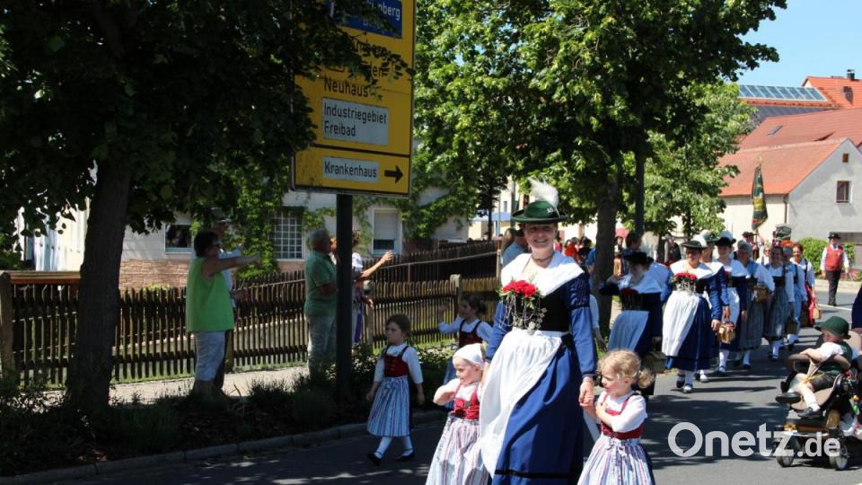 Auch die jüngsten Trachtler wollen mit zum Festzug zum 70-jährigen Bestehen des Heimat- und Volkstrachtenvereins Auerbach. Bild: cs