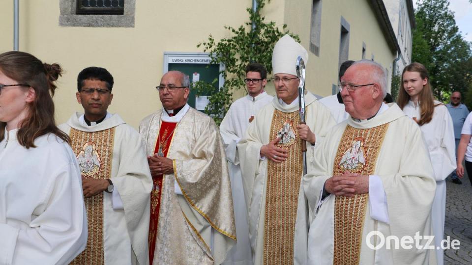 Pfarrer Joseph, Bischof Boscol Puthur aus Australien, Bischof Rudolf Voderholzer und Pfarrer Siegfried Wölfel folgten einem langen Kirchenzug. Bild: bsc