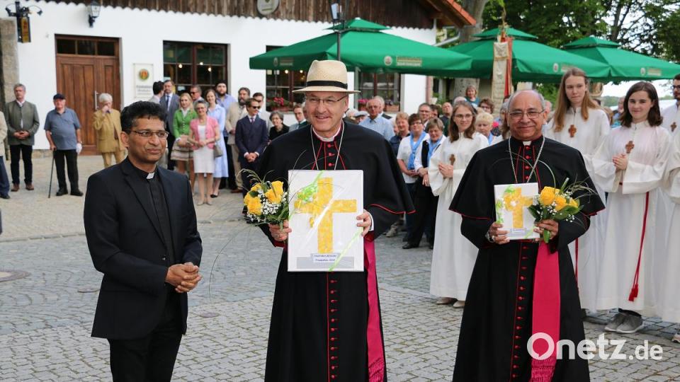 Blumen und selbst gefertigte Geschenke hatten die Kommunionkinder für
Bischof Boscol Puthur und Bischof Rudolf Voderholzer vorbereitet. Auch Pfarrer Joseph (links) freute diese Aktion. Bild: bsc