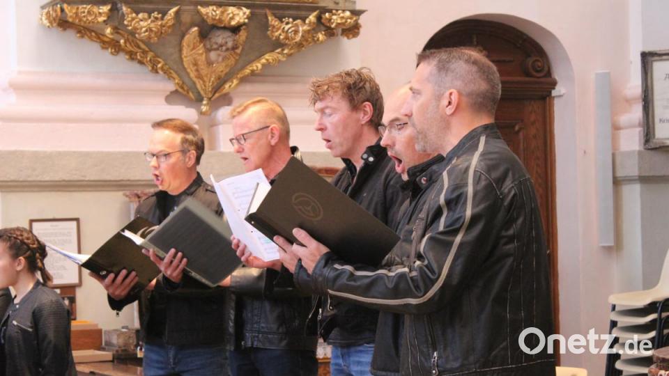 Der männliche Part des &quot;KiWi&quot;-Chors, der die Frauen bei der musikalischen Gottesdienstgestaltung unterstützt. Bild: Susanne Forster
