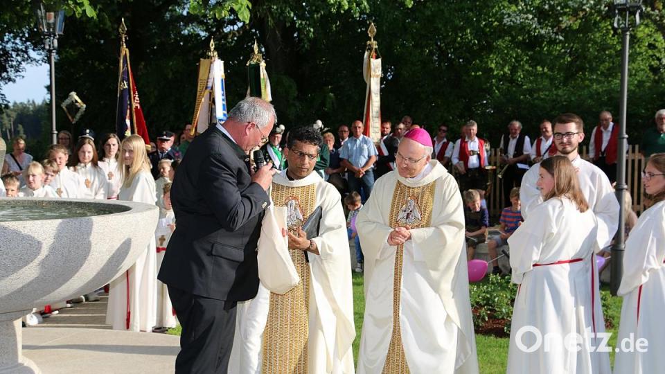 Bürgermeister Gottfried Härtl (links) dankte Bischof Rudolf Voderholzer für den Besuch im Erholungsort und überreichte kleine Erinnerungsgeschenke. Bild: bsc