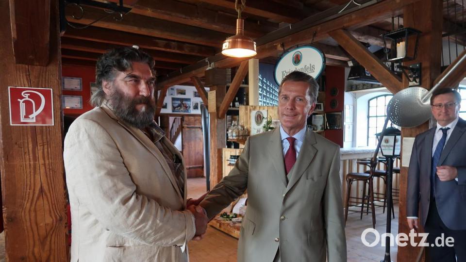 Die Wirkung seiner Werke auf den Betrachter ist Künstler Engelbert Süß (links) wichtig. Eberhard Freiherr von Gemmingen-Hornberg dankte ihm für ein besonderes gelungenes Werk. Bild: bsc