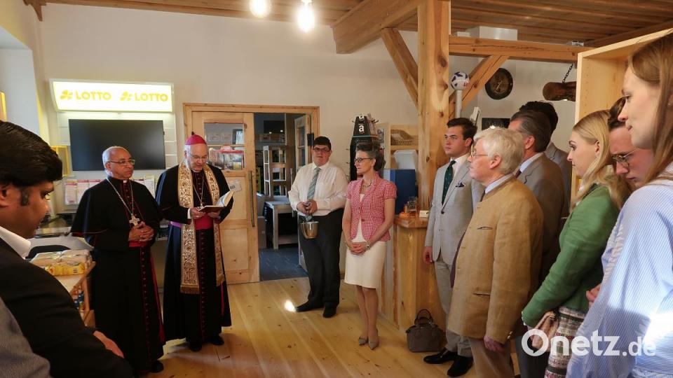 Auch die Weihe des kürzlich renovierten Dorfladens gehörte zu den Aufgaben von Bischof Rudolf Voderholzer beim Pastoralbesuch. Bild: bsc
