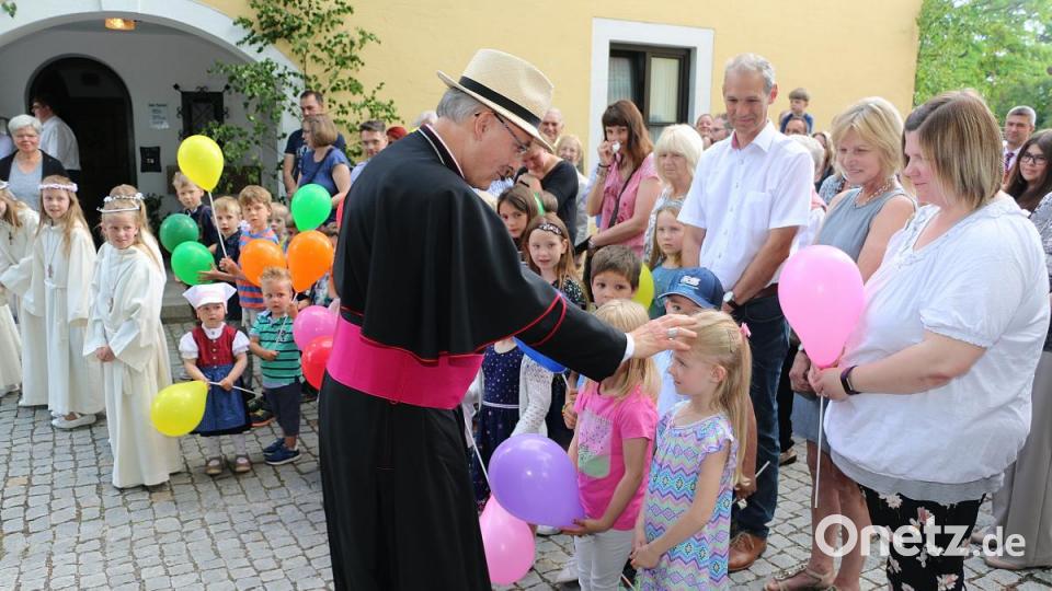 Einen herzlichen Empfang bereitete das Kinderhaus Friedenfels Bischof Rudolf Voderholzer. Jedem einzelnen Kind legte er dabei die Hand auf. Bild: bsc