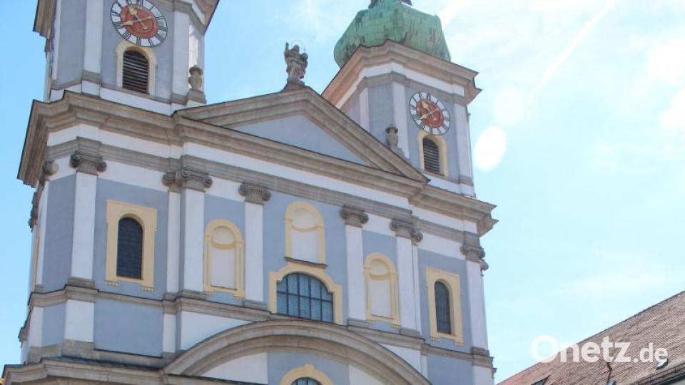 Bei strahlendem Sonnenschein stehen die Motorräder aufgereiht vor der Basilika. Bild: Susanne Forster