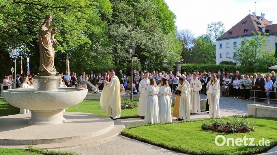 Herrliches Frühlingswetter begleitete die Weihe des Marienbrunnens und den Pastoralbesuch von Bischof Rudolf Voderholzer Bild: bsc