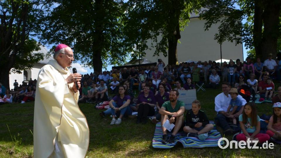 Diözesanbischof Dr. Rudolf Voderholzer marschiert zur Predigt über die Anhöhe hinauf zu den Gläubigen. Bild: dob