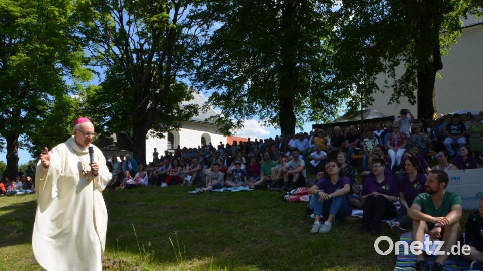 Diözesanbischof Dr. Rudolf Voderholzer marschiert zur Predigt über die Anhöhe hinauf zu den Gläubigen. Bild: dob