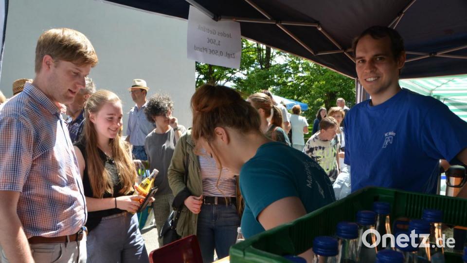 Kühle Getränke waren an diesem heißen Sonntag gefragt. Bild: dob