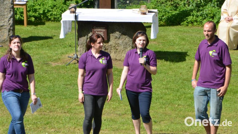 Mitglieder der BDKJ aus dem Landkreis Neustadt/WN und der Stadt Weiden wollen wissen: &quot;Seid ihr schon einmal ein Geschenk des Himmels gewesen?&quot; Bild: dob