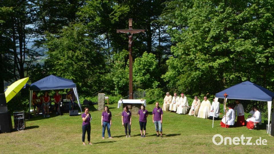 Mitglieder der BDKJ aus dem Landkreis Neustadt/WN und der Stadt Weiden wollen wissen: &quot;Seid ihr schon einmal ein Geschenk des Himmels gewesen?&quot; Bild: dob