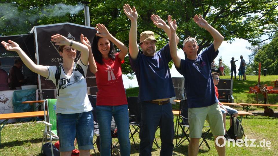 Begeistert gehen manche Gläubige zur Musik mit. Bild: dob