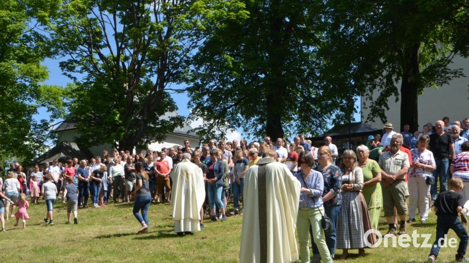 Wenn der Himmel lacht, ist dem Jugendtag auf dem Fahrenberg Erfolg beschieden. Rund um die Wallfahrtskirche viele Aktionen. Bild: dob