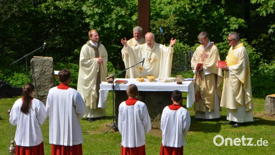 Kaplan Ulrich Eigendorf, Diözesanbischof Dr. Rudolf Voderholzer, der Waldthurner Pfarrer Norbert Götz und Jugendpfarrer Christian Kalis (von links nach rechts) zelebrierten den Freiluftgottesdienst unter Assistenz von Diakon Janusz Szubartowicz (Zweiter von links). Bild: dob