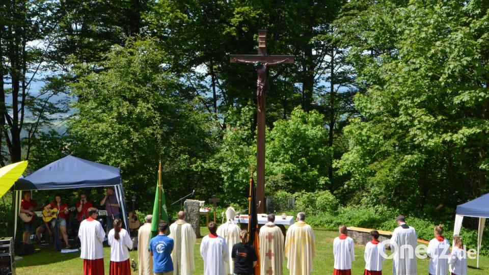 Wenn der Himmel lacht, ist dem Jugendtag auf dem Fahrenberg Erfolg beschieden. Rund um die Wallfahrtskirche viele Aktionen. Bild: dob
