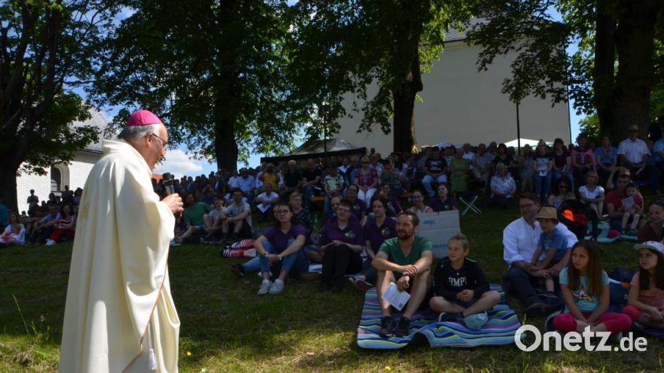 Diözesanbischof Dr. Rudolf Voderholzer marschierte zur Predigt über die Anhöhe hinauf zu den Gläubigen. Bild: dob