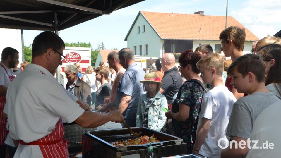 An den Essensständen herrscht reger Betrieb. Bild: dob