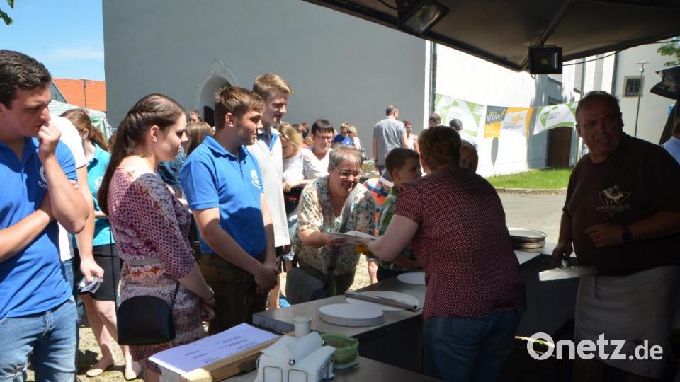 An den Essensständen herrscht reger Betrieb. Bild: dob