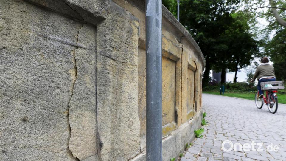Die Schäden an der Nabburger Torbrücke sind inzwischen nicht mehr zu übersehen. Dabei wurde das Bauwerk 2012 mit einem Aufwand von 1,15 Millionen Euro komplett saniert. Bild: Wolfgang Steinbacher