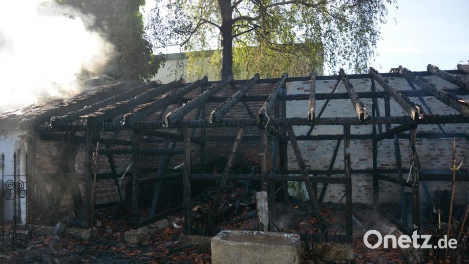 Die Scheune wurde ein Raub der Flammen, die Einsatzkräfte konnten allerdings ein Übergreifen des Feuers verhindern. Bild: jr