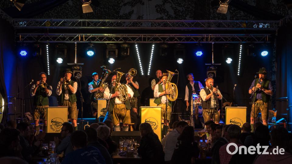 Die Kapelle Josef Menzl spielte beim Zehnjährigen des Heimat- und Kulturvereins Köfering auf. Bild: Jürgen Pörner