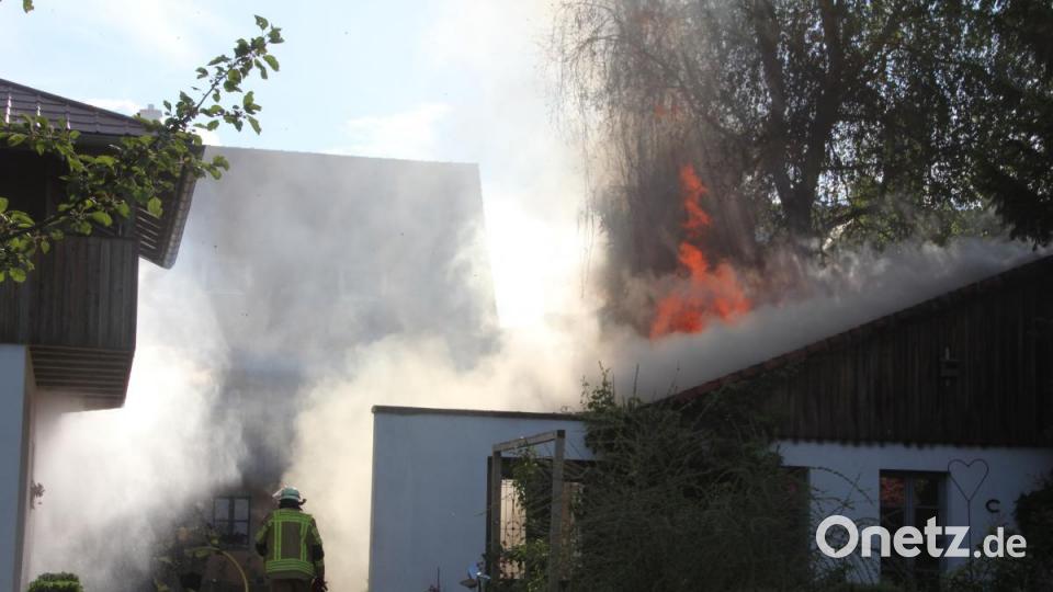 Das Nebengebäude eines Anwesens an der Regensburger stand kurz nach Ausbruch des Brandes lichterloh in Flammen. Bild: kro
