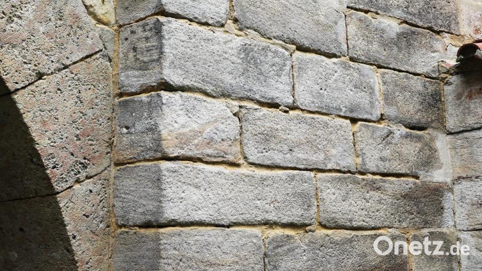 Die Schäden an der Nabburger Torbrücke sind inzwischen nicht mehr zu übersehen. Dabei wurde das Bauwerk 2012 mit einem Aufwand von 1,15 Millionen Euro komplett saniert. Bild: Wolfgang Steinbacher