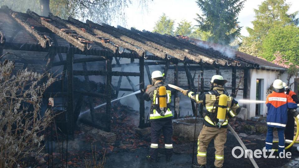 Die Scheune wurde ein Raub der Flammen, die Einsatzkräfte konnten allerdings ein Übergreifen des Feuers verhindern. Bild: jr