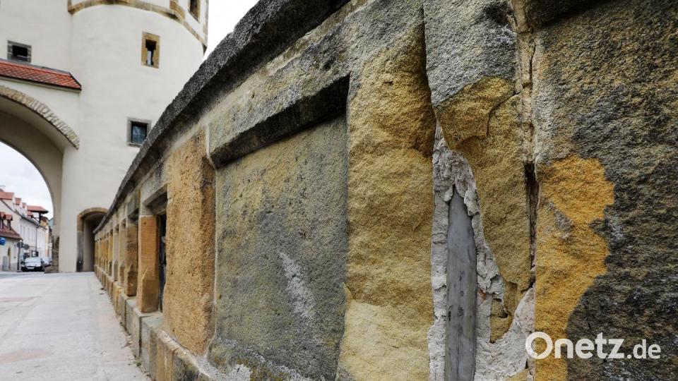 Die Schäden an der Nabburger Torbrücke sind inzwischen nicht mehr zu übersehen. Dabei wurde das Bauwerk 2012 mit einem Aufwand von 1,15 Millionen Euro komplett saniert. Bild: Wolfgang Steinbacher