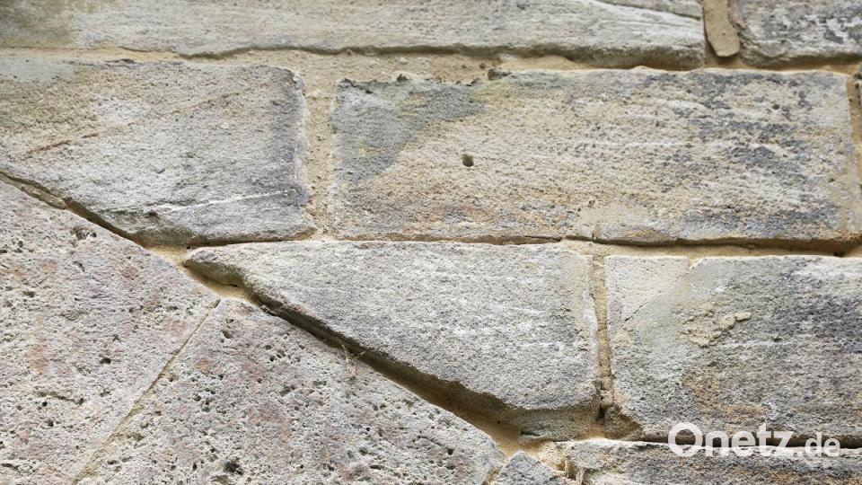 Die Schäden an der Nabburger Torbrücke sind inzwischen nicht mehr zu übersehen. Dabei wurde das Bauwerk 2012 mit einem Aufwand von 1,15 Millionen Euro komplett saniert. Bild: Wolfgang Steinbacher