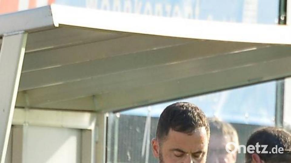 Die Uhr zum Regionalliga-Aufstieg scheint für den Gebenbacher Trainer Faruk Maloku und seine völlig ausgepumpte Mannschaft nach der 0:2-Heimniederlage schon abgelaufen zu sein. Bild: Hubert Ziegler