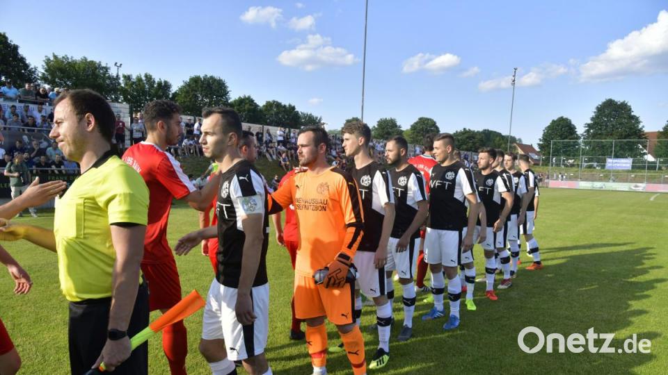 Beim Einlaufen waren die Gebenbacher noch optimistisch. Bild: Ziegler