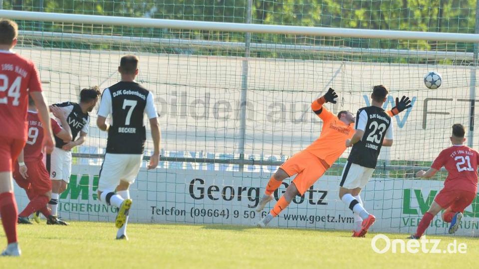 DJK-Torhüter Michael Nitzbon streckt sich vergeblich, der Rainer Torjäger Maximilian Käser (links, Nr. 9) trifft zum 0:1. Der Gebenbacher Jonas Lindner (links) und Marco Luburic vom TSV Rain (rechts) sind Beobachter der Szene. Bild: Hubert Ziegler