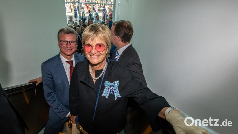 Gloria von Thurn und Taxis, Unternehmerin und Managerin, und Bernd Sibler (CSU), Bayerischer Staatsminister für Wissenschaft und Kunst, stehen nach dem Festakt zur Eröffnung im Museum der Bayerischen Geschichte auf einer Rolltreppe. Bild: Armin Weigel/dpa