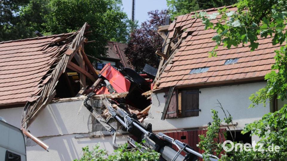 Bei Hersbruck stürzte ein Kran auf ein Schulgebäude. Bild: Jürgen Masching