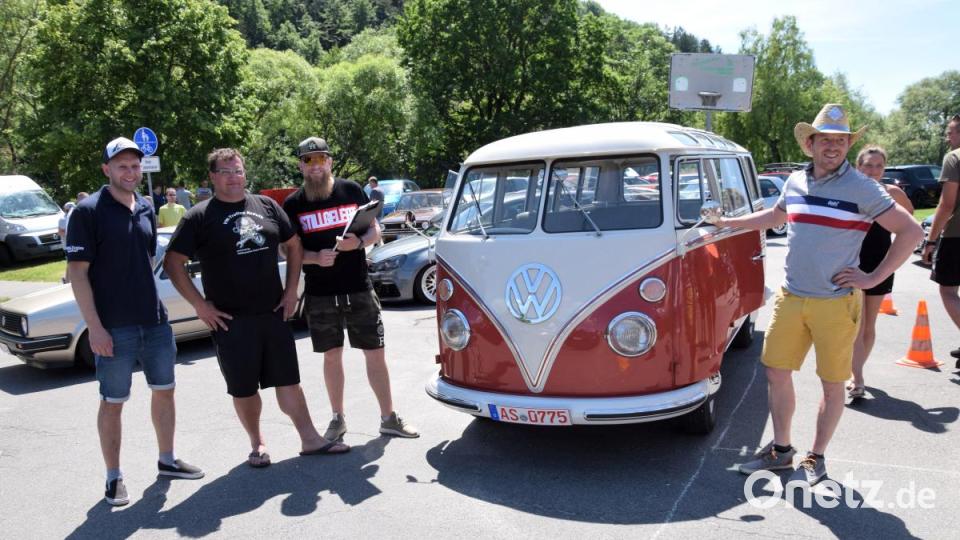 Michael Hummel (rechts) aus Schmidmühlen hat erst nach Anhören des Wetterbereichtes seinen VW Bully aus der Garage geholt. Seinen 1964 gebauten Liebling hat er in Schweden gefunden und nach Schmidmühlen geholt. "Restauriert habe ich alles selbst, aber beim Lackieren habe ich einen Fachmann dazu geholt" erzählt der Schreinermeister aus Schmidmühlen Von links die Cheforganisatoren Bastian Dürnhofer und Christian Lautenschlager. Bild: bö