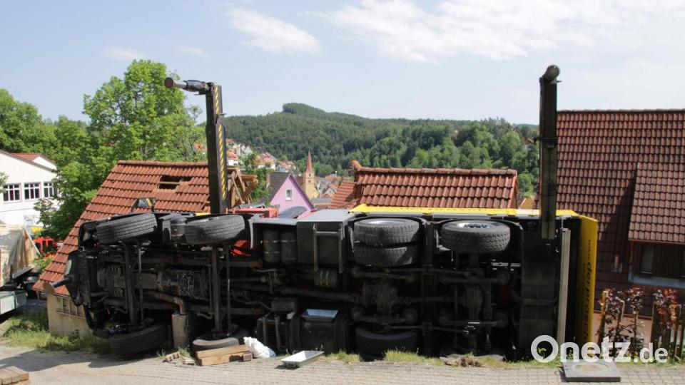 Bei Hersbruck stürzte ein Kran auf ein Schulgebäude. Bild: Jürgen Masching