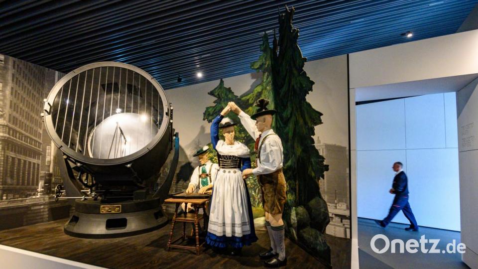Das Museum der Bayerischen Geschichte in Regensburg ist eröffnet. Mit Selbstironie und Augenzwinkern nimmt es die Besucher mit auf eine weiß-blaue Zeitreise durch die Geschichte des Freistaats Bayern. Bild: Armin Weigel/dpa