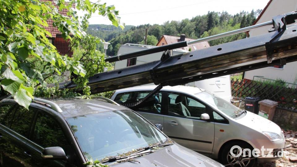 Bei Hersbruck stürzte ein Kran auf ein Schulgebäude. Bild: Jürgen Masching