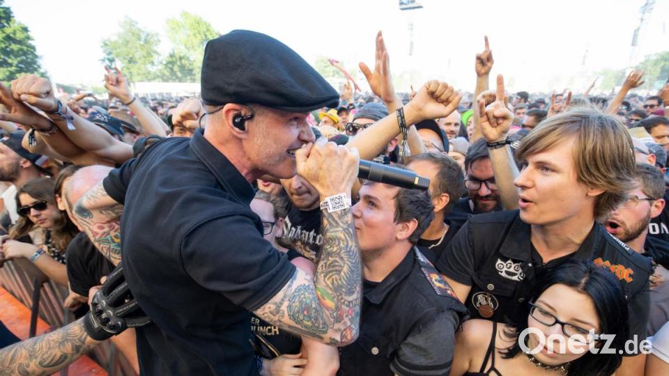 Zum Auftakt am Freitag feiern Zehntausende Fans bei &quot;Rock im Park&quot;. Bild: Daniel Karmann/dpa