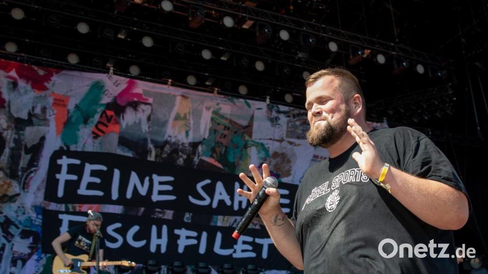 Zum Auftakt am Freitag feiern Zehntausende Fans bei &quot;Rock im Park&quot;. Bild: Daniel Karmann/dpa
