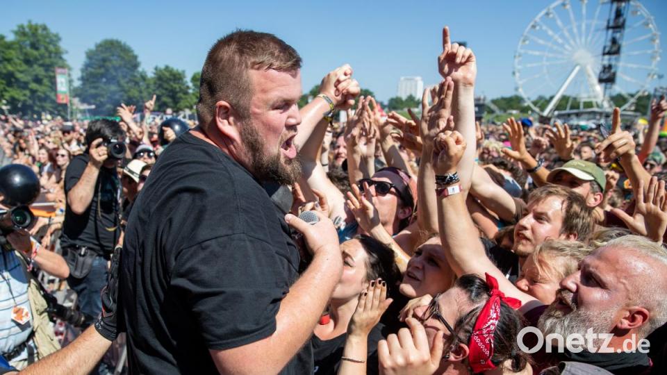 Zum Auftakt am Freitag feiern Zehntausende Fans bei &quot;Rock im Park&quot;. Bild: Daniel Karmann/dpa