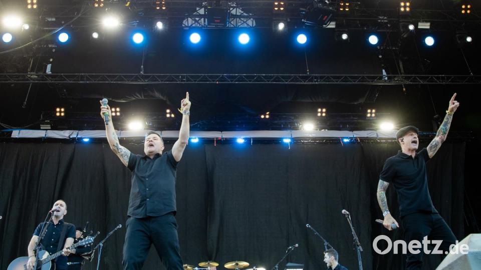 Zum Auftakt am Freitag feiern Zehntausende Fans bei &quot;Rock im Park&quot;. Bild: Daniel Karmann/dpa