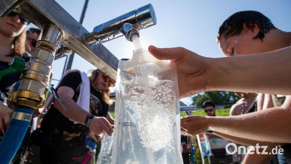 Zum Auftakt am Freitag feiern Zehntausende Fans bei &quot;Rock im Park&quot;. Bild: Daniel Karmann/dpa