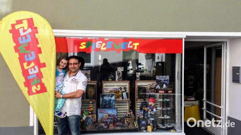 Der Inhaber der Spielewelt Ahmet Gürler mit seiner Tochter Aylin. Bild: Fitzgerald