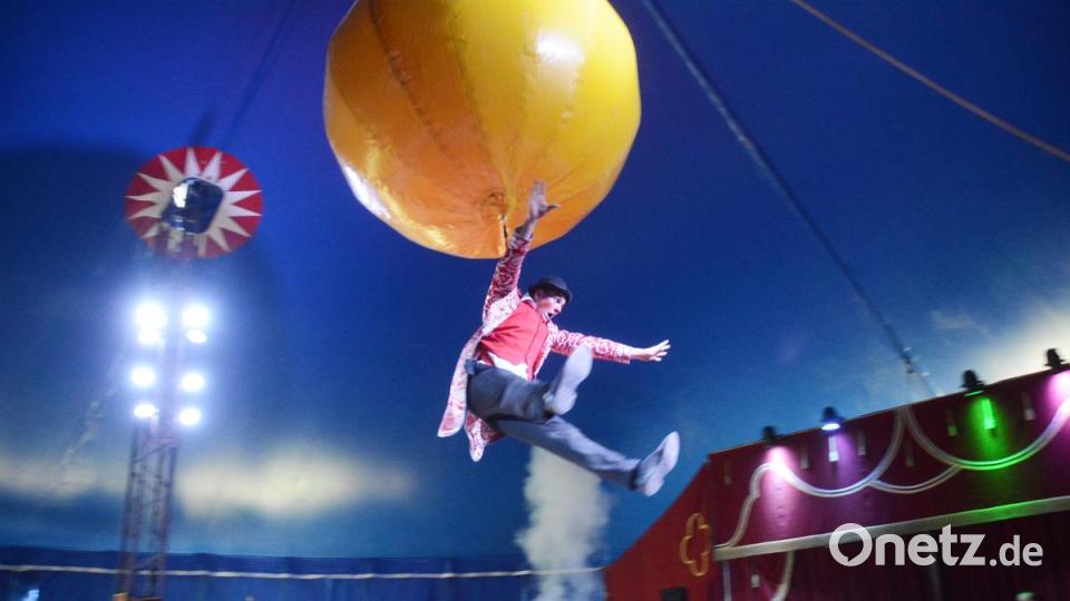 Auch der Clown im &quot;Circus Afrika&quot; fliegt hoch hinaus und sorgt für ordentlich Lacher. Bild: Gabi Schönberger