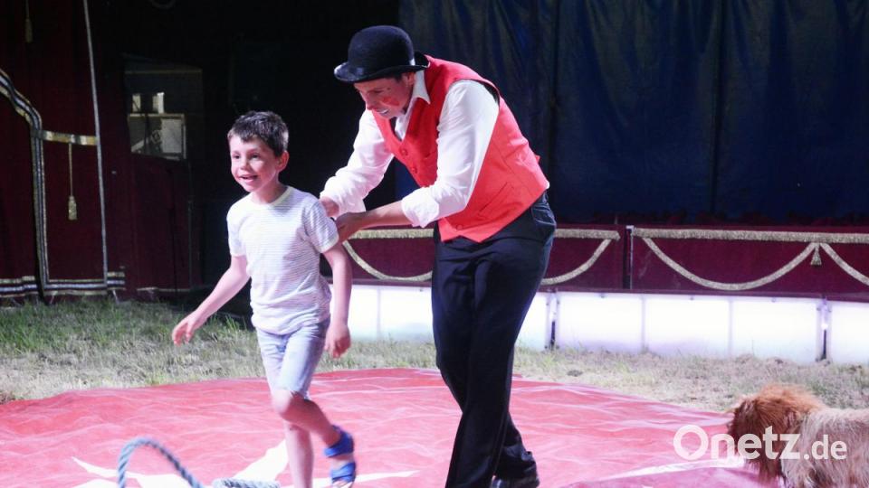 Hilfe hat sich der Clown bei der Premiere des &quot;Circus Afrika&quot; aus dem Publikum geholt. Bild: Gabi Schönberger