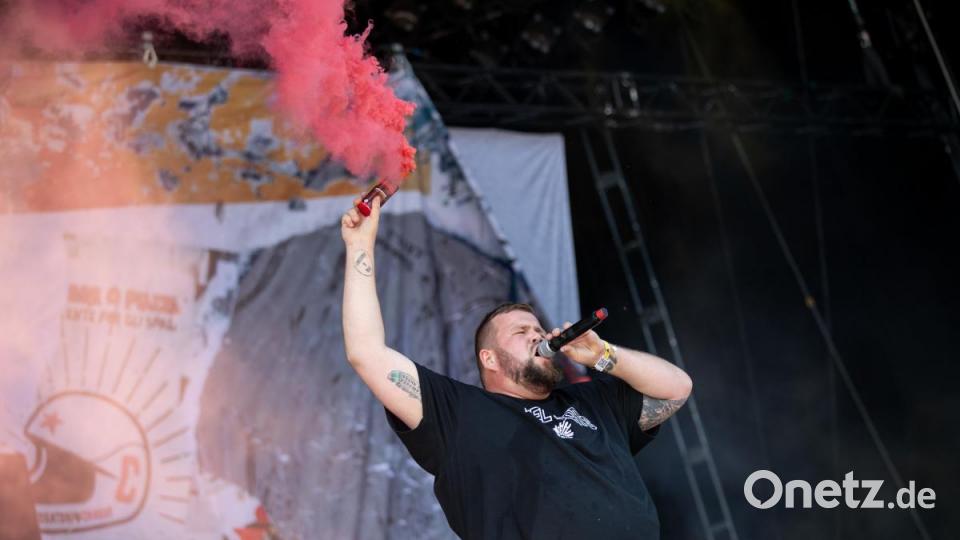 Zum Auftakt am Freitag feiern Zehntausende Fans bei &quot;Rock im Park&quot;. Bild: Daniel Karmann/dpa