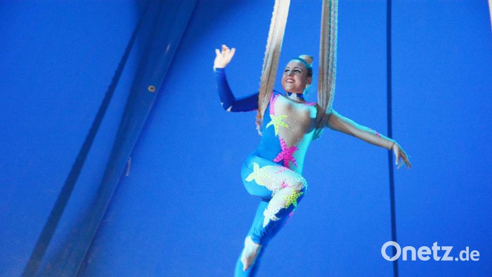 Kimberly Weisheit lässt mit ihrer Trapezkunst und der Feuer-Show das Publikum den Atem anhalten. Bild: Gabi Schönberger