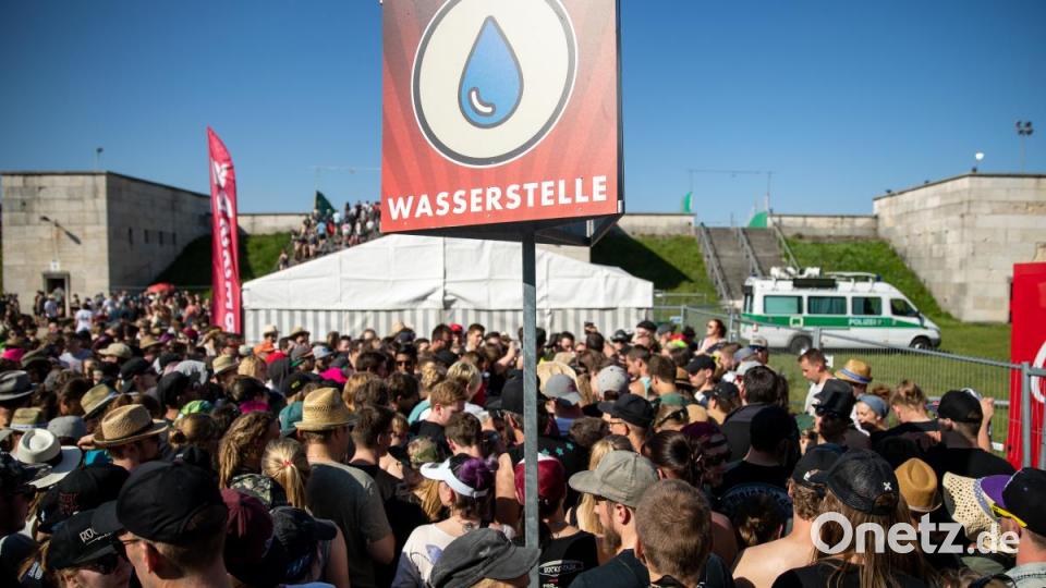 Zum Auftakt am Freitag feiern Zehntausende Fans bei &quot;Rock im Park&quot;. Bild: Daniel Karmann/dpa